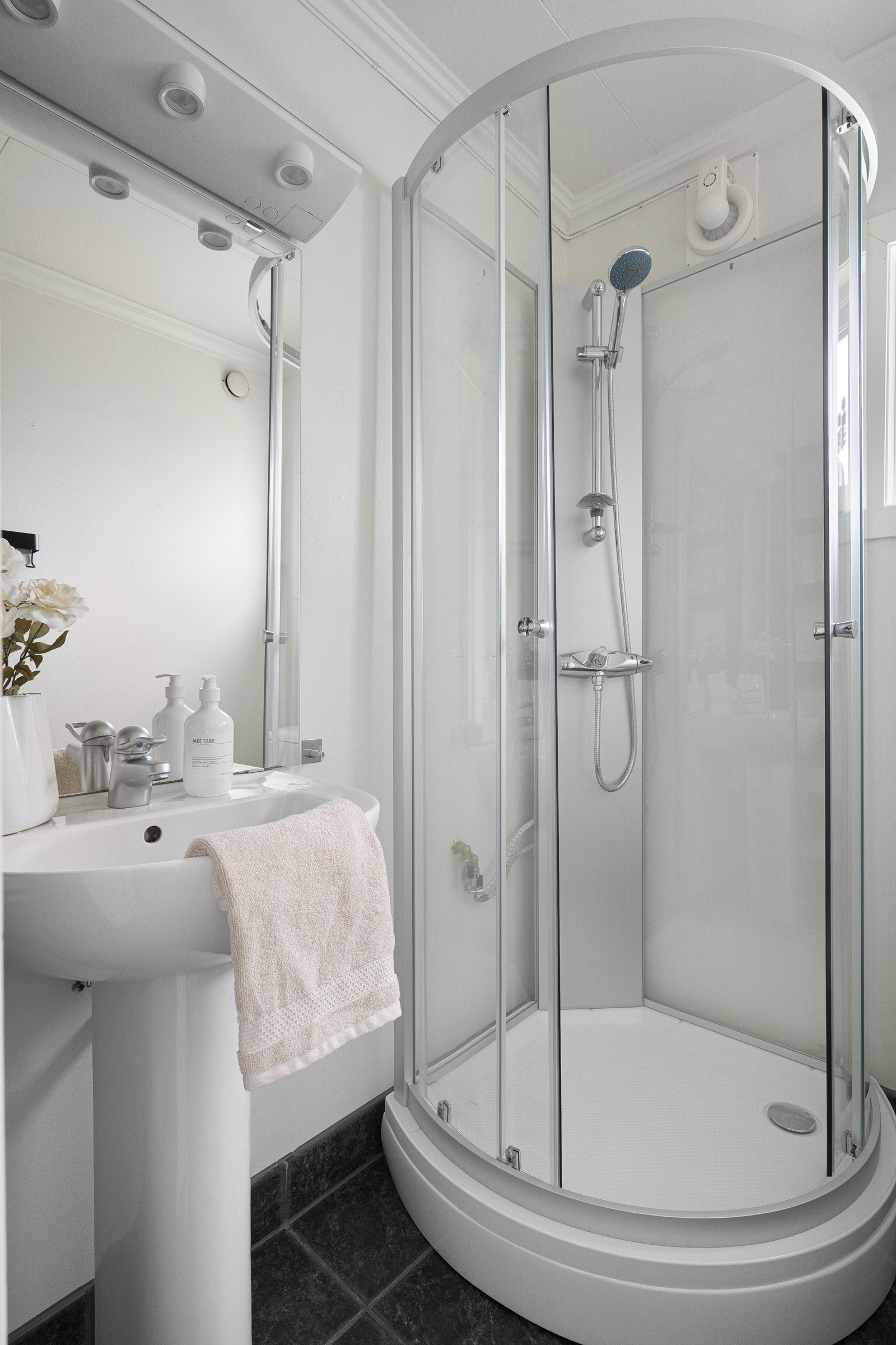 Baderommet består av en servant, toalett, gulvvarme og et dusjkabinett fra 2025. Galleribilde