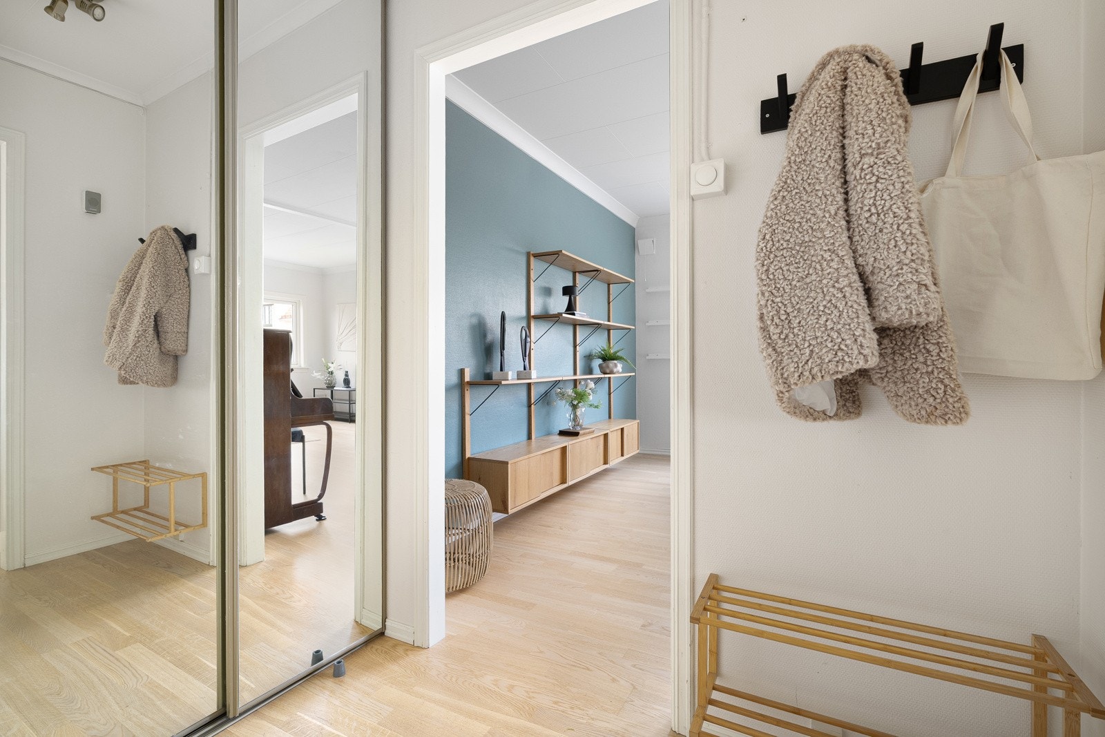 Entreen er utstyrt med en romslig skyvedørsgarderobe for praktisk og god oppbevaringsplass. Galleribilde