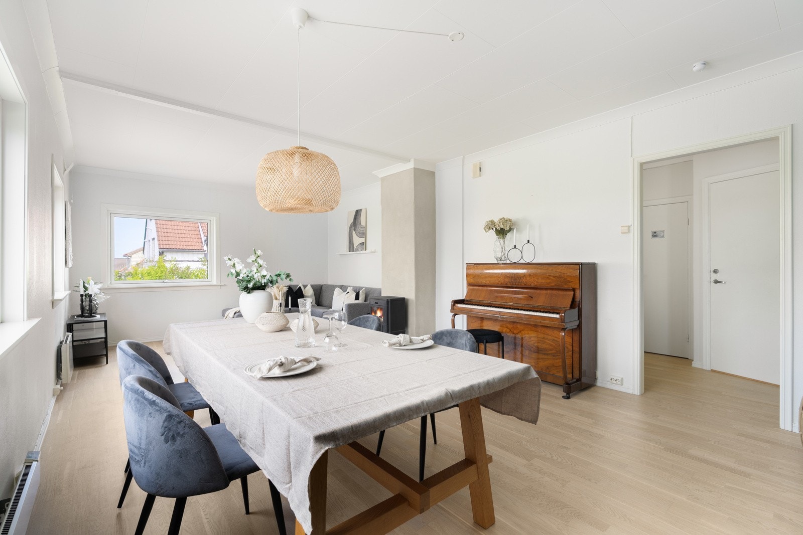 Delen hvor det er sofagruppe i dag har det tidligere vært et ekstra soverom. Galleribilde