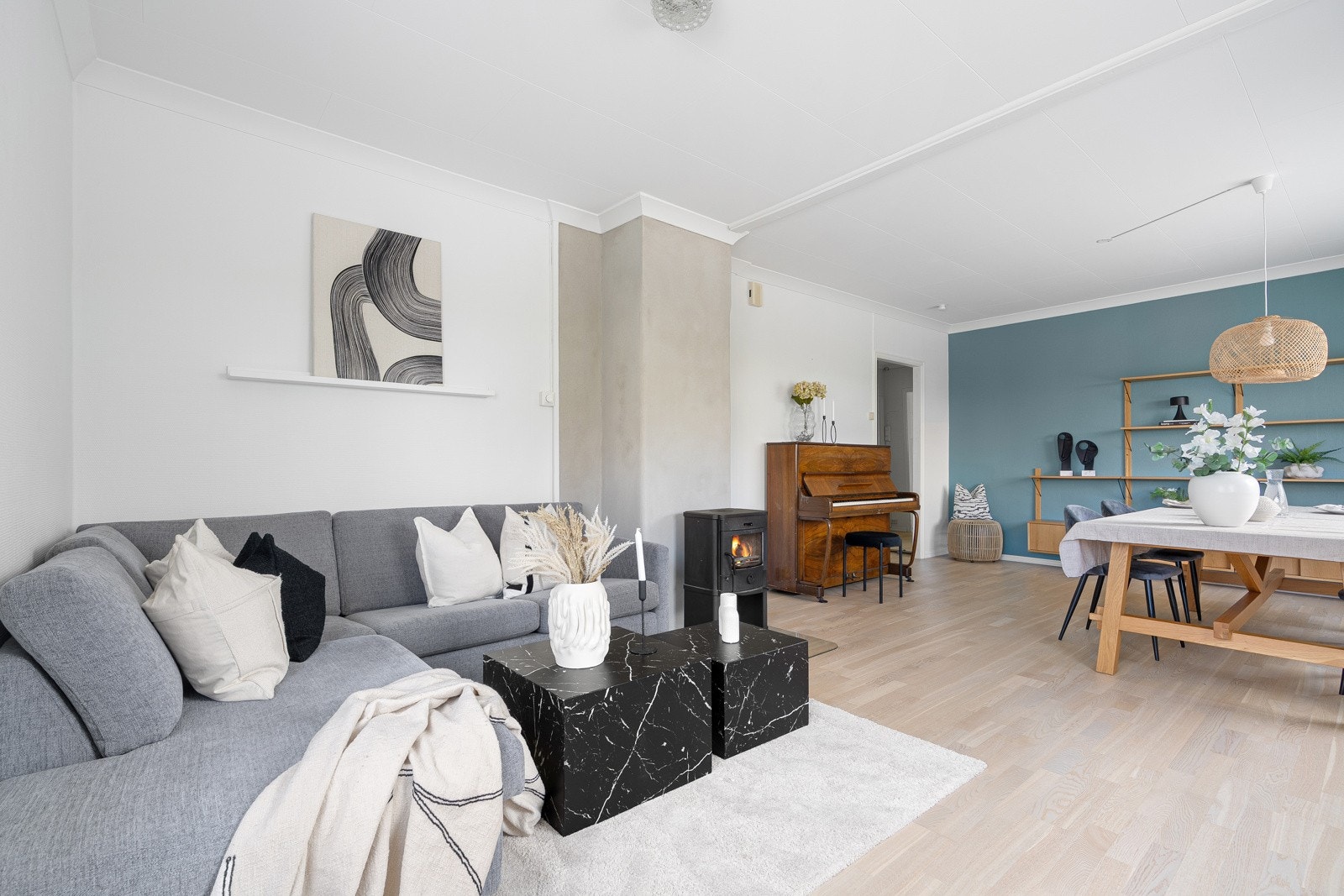 I stuen har man også en vedovn som varmer godt på de kalde dagene. Galleribilde