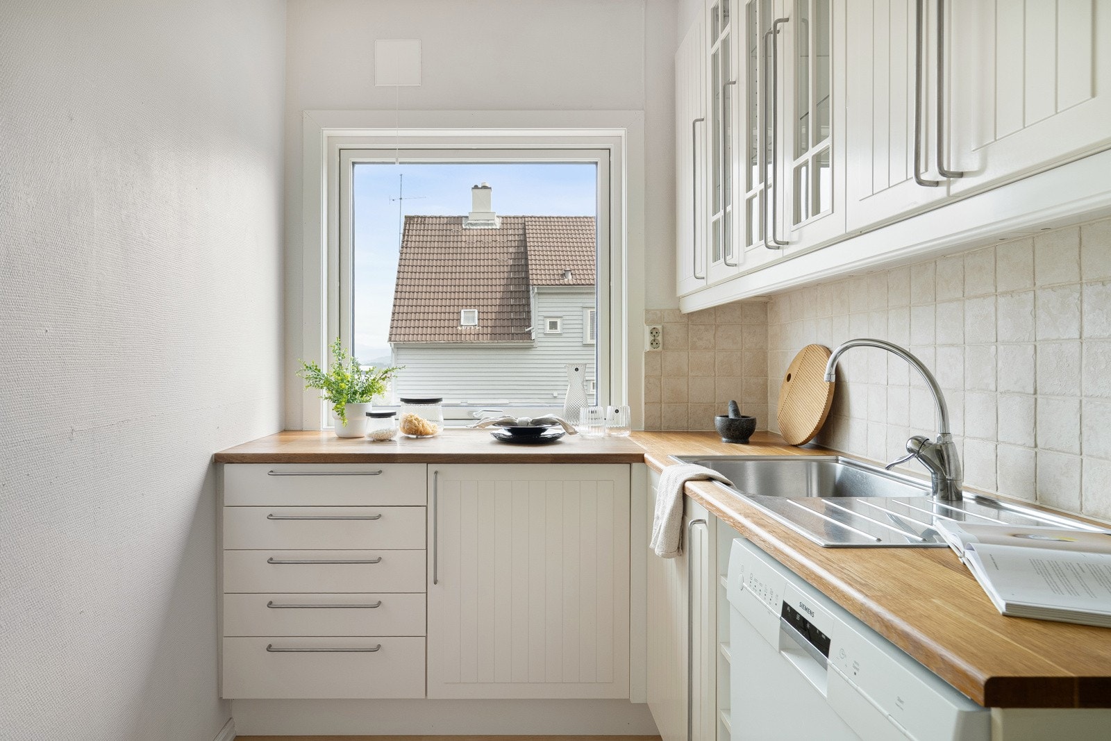 Videre er det fliser over benkeplaten. Galleribilde