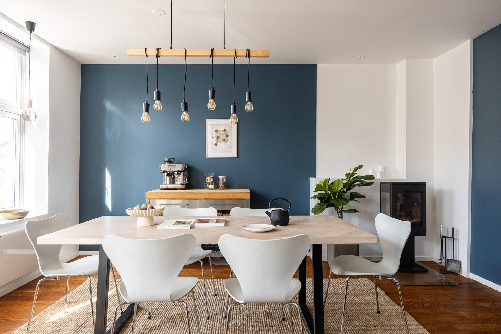 Hovedetasjen har en romslig spisestue med peis. Galleribilde