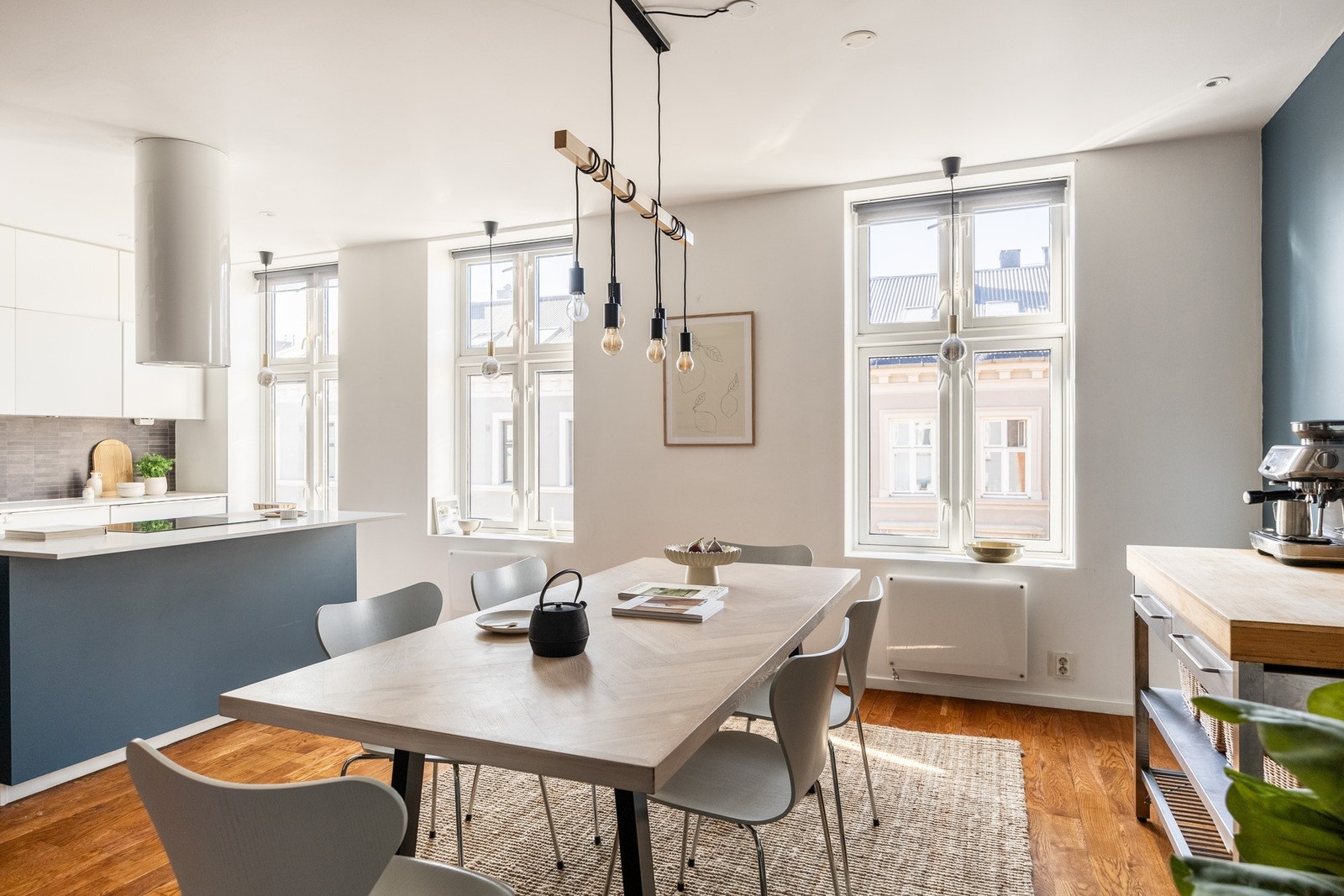 Leiligheten er lys og innbydende. Galleribilde