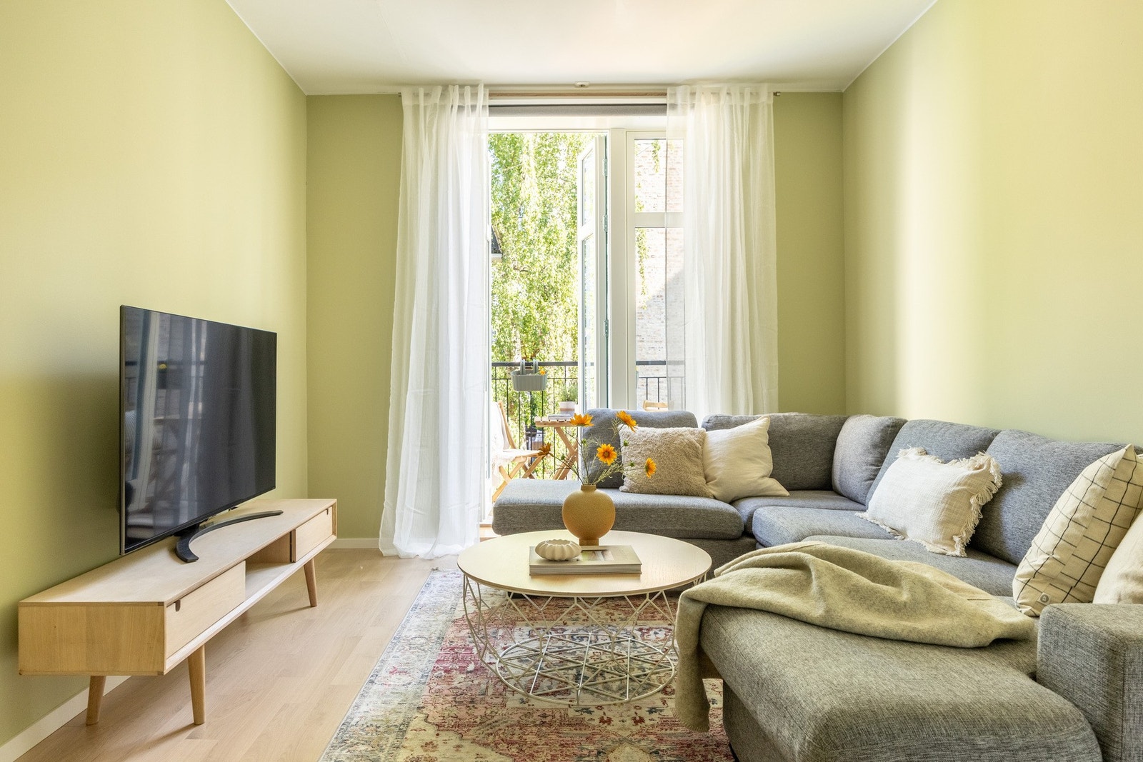 Romslig stue med en fin planløsning. Galleribilde