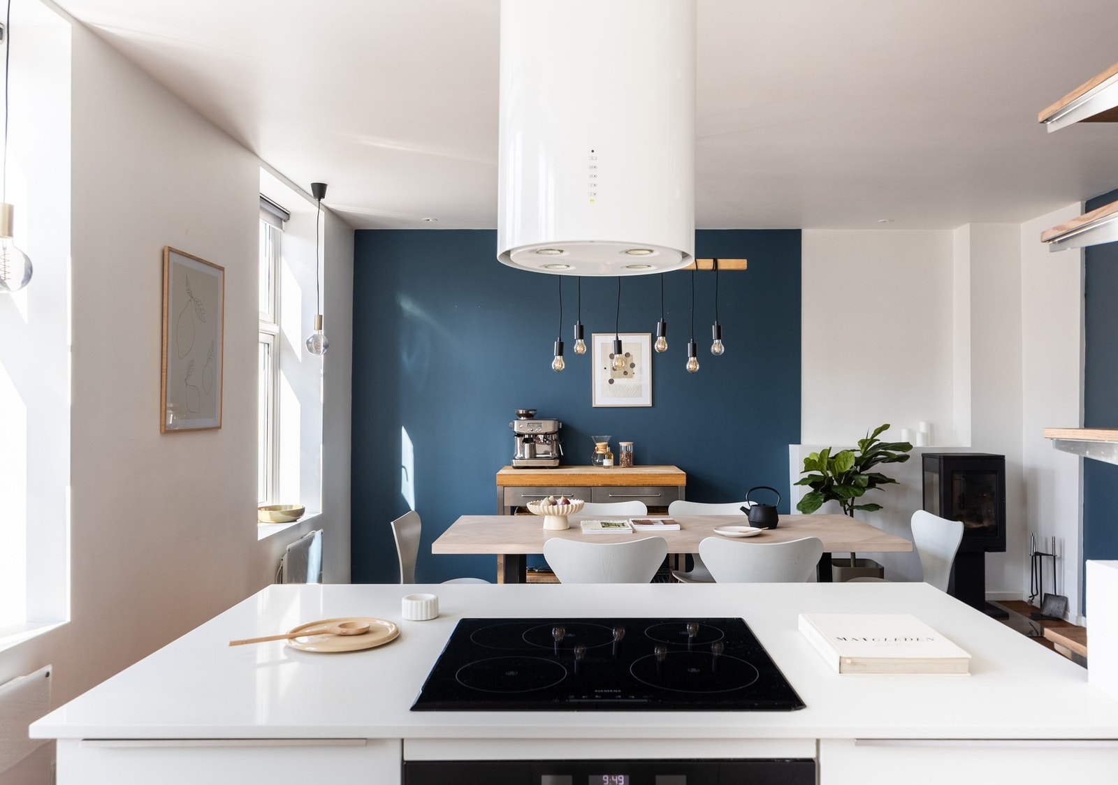 Den åpne løsningen gjør det enkelt å underholde gjester mens man lager ferdig maten. Galleribilde