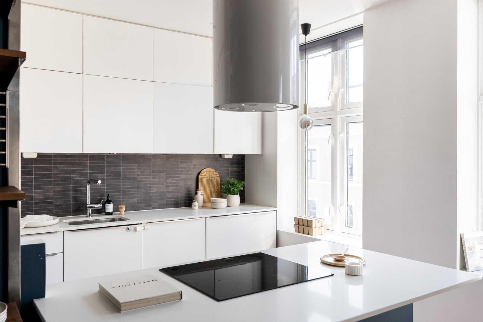 Lekker køkkeninnredning fra 2015 med slette fronter og benkeplate av steinkompositt med underlimt oppvaskkum av rustfritt stål. Galleribilde