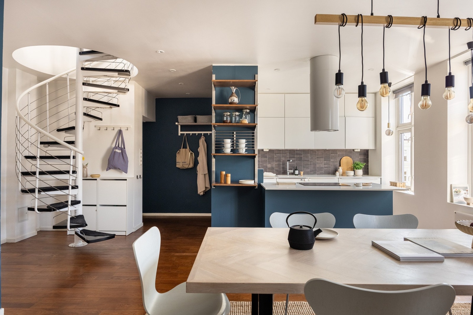 God plass til å innrede med langbord. Galleribilde