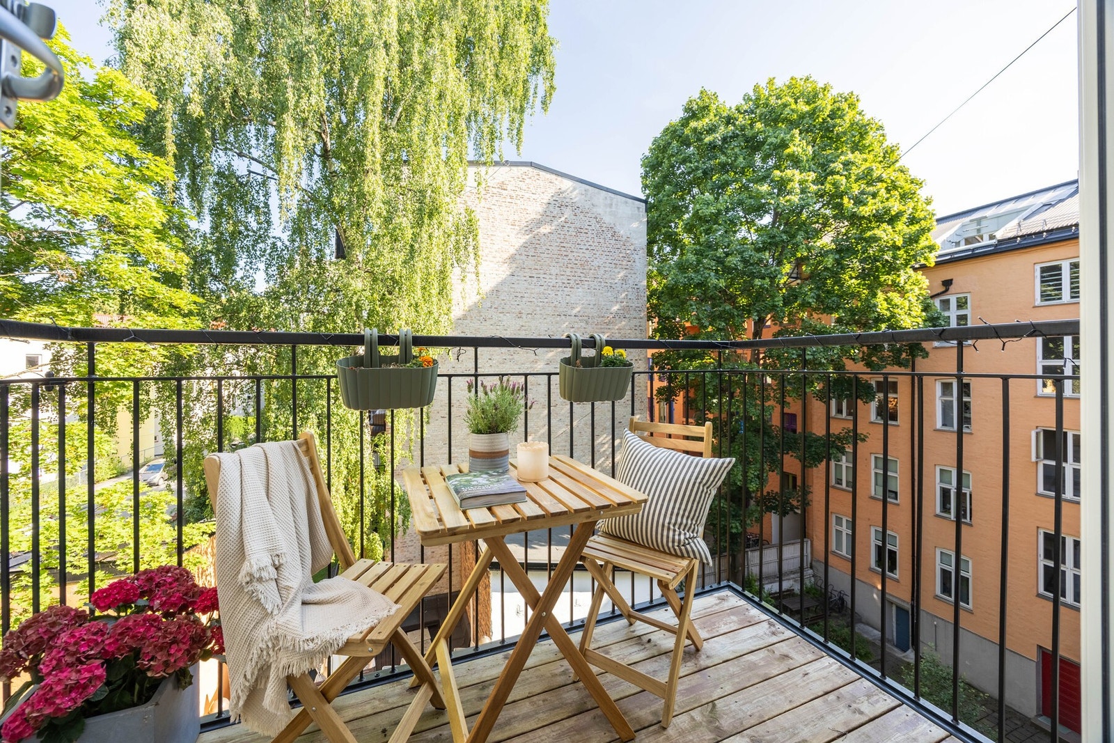 Det er god plass til ønsket utemøblement. Galleribilde