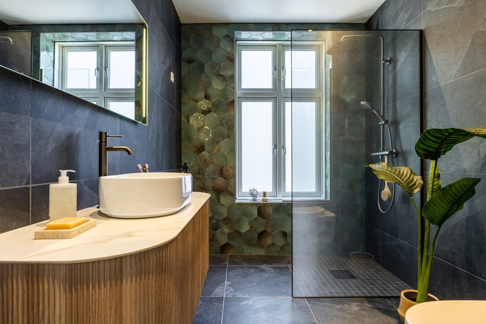 Delikat helfliset bad fra omkring 2010 oppgradert med nye fliser og innredninger i 2024. Galleribilde