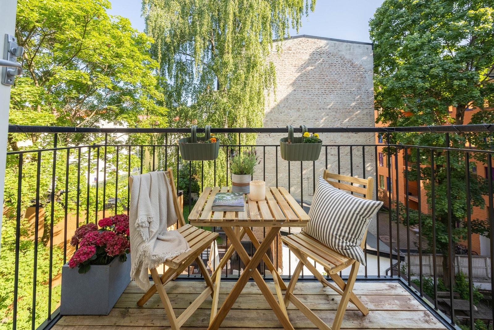 Balkongen vender mot felles bakgård. Galleribilde