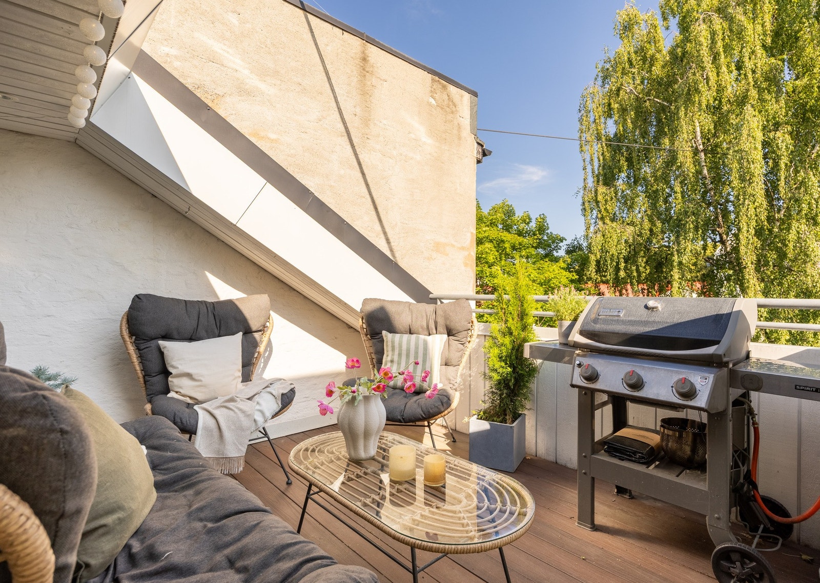 Leiligheten har to flotte uteplasser, med både privat takterrasse og egen balkong. Galleribilde