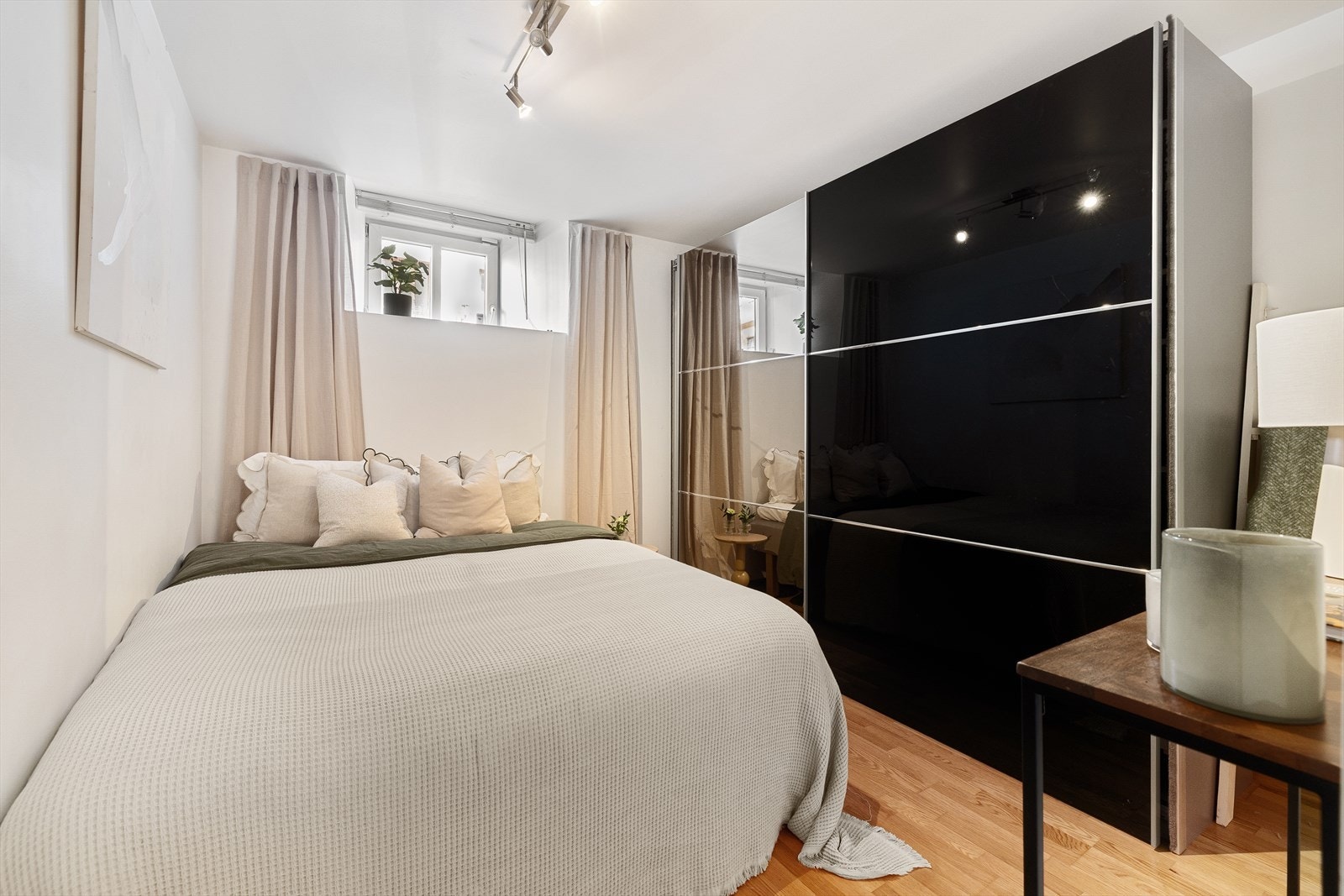 Leiligheten har et stort og innbydende soverom. Galleribilde