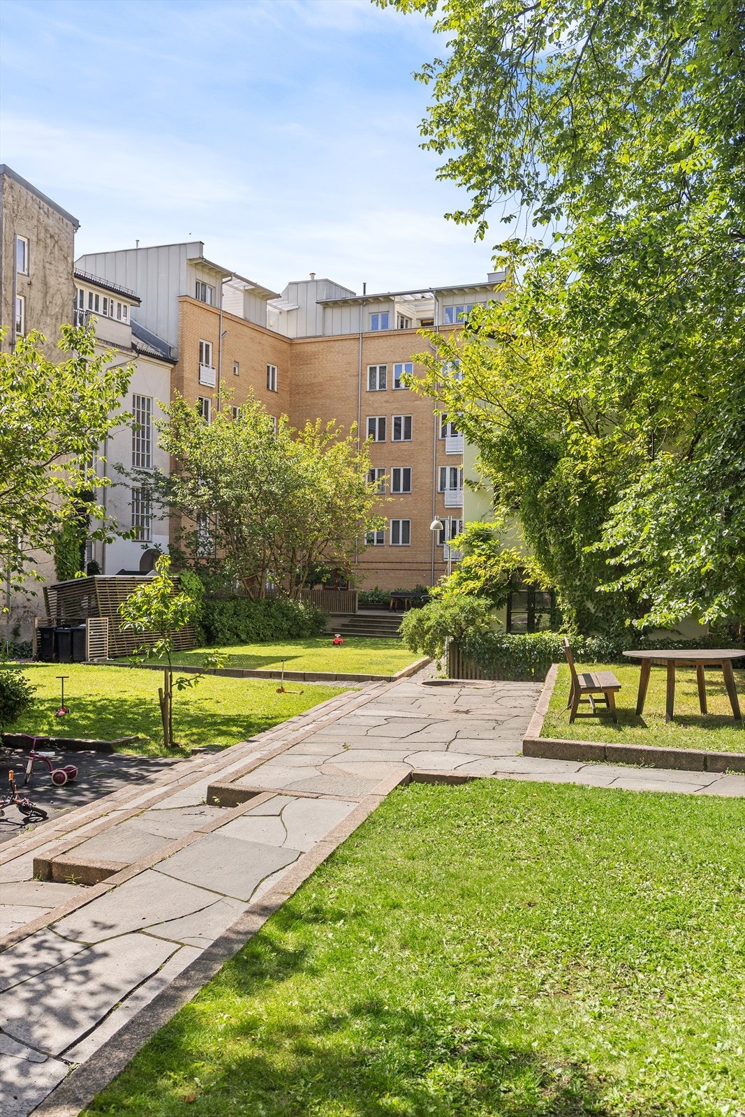 Sommeridyll i bakgården. Galleribilde