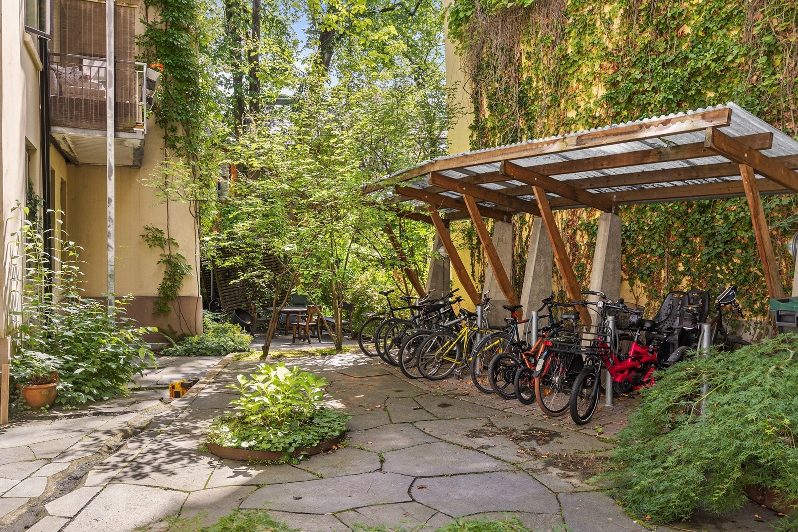 Egen sykkelparkering i bakgården. Galleribilde