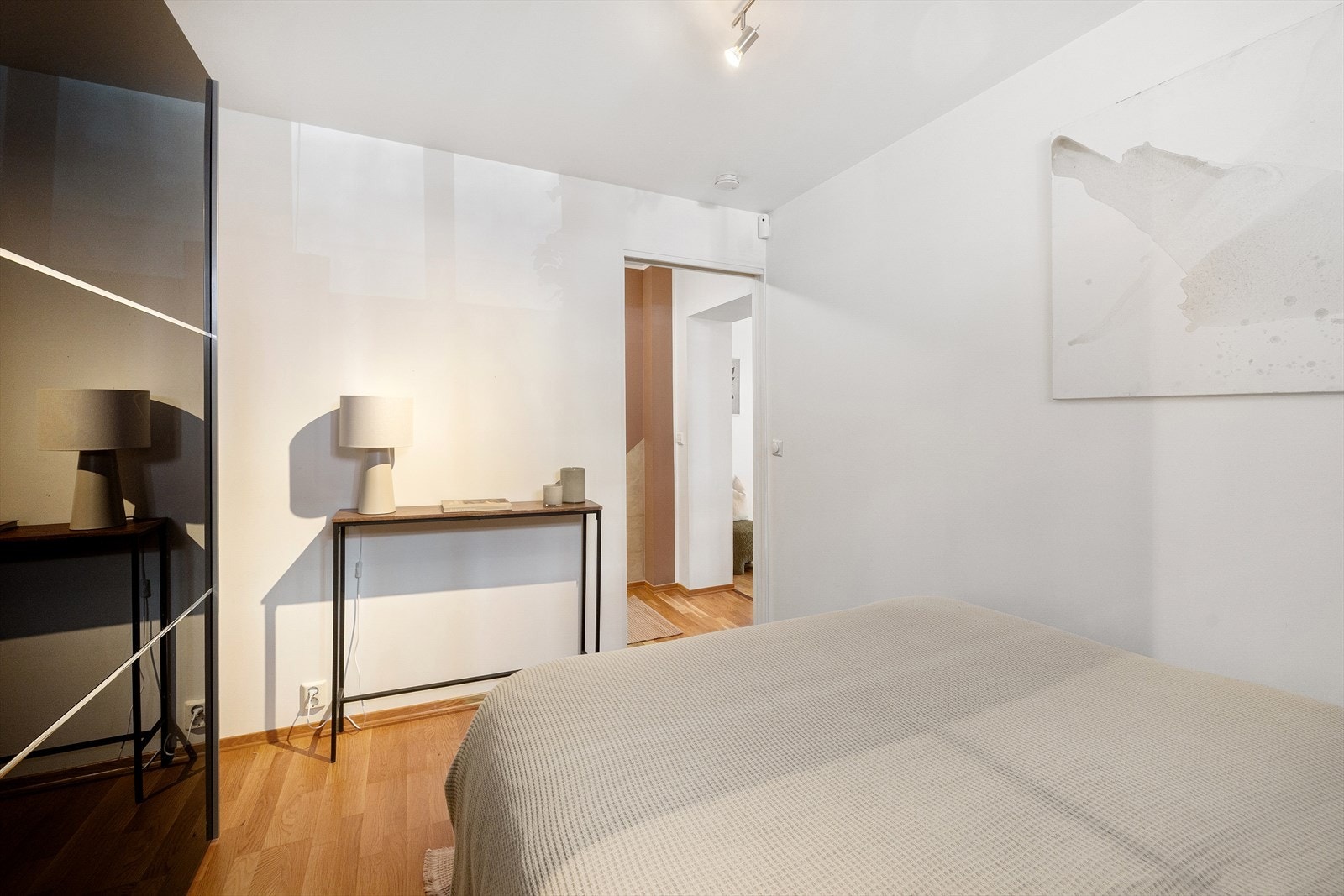 Her har man god plass til dobbeltseng, garderobeskap og nattbord. Galleribilde