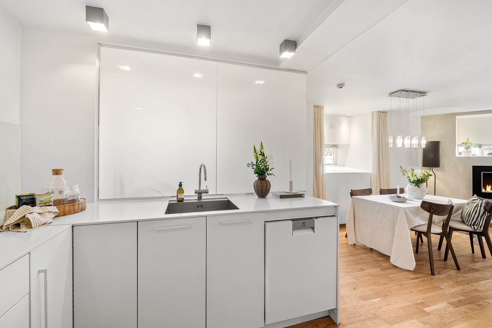 Benkeplaten er i Corian-materiale med elegant underlimt vask. Galleribilde