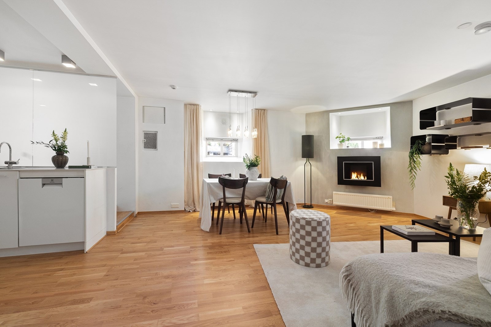 Her får du en komplett leilighet med alt du trenger - biopeis for koselige kvelder, åpen stue- og kjøkkenløsning for sosialt samvær, og egen inngang som gir en følelse av privatliv. Galleribilde