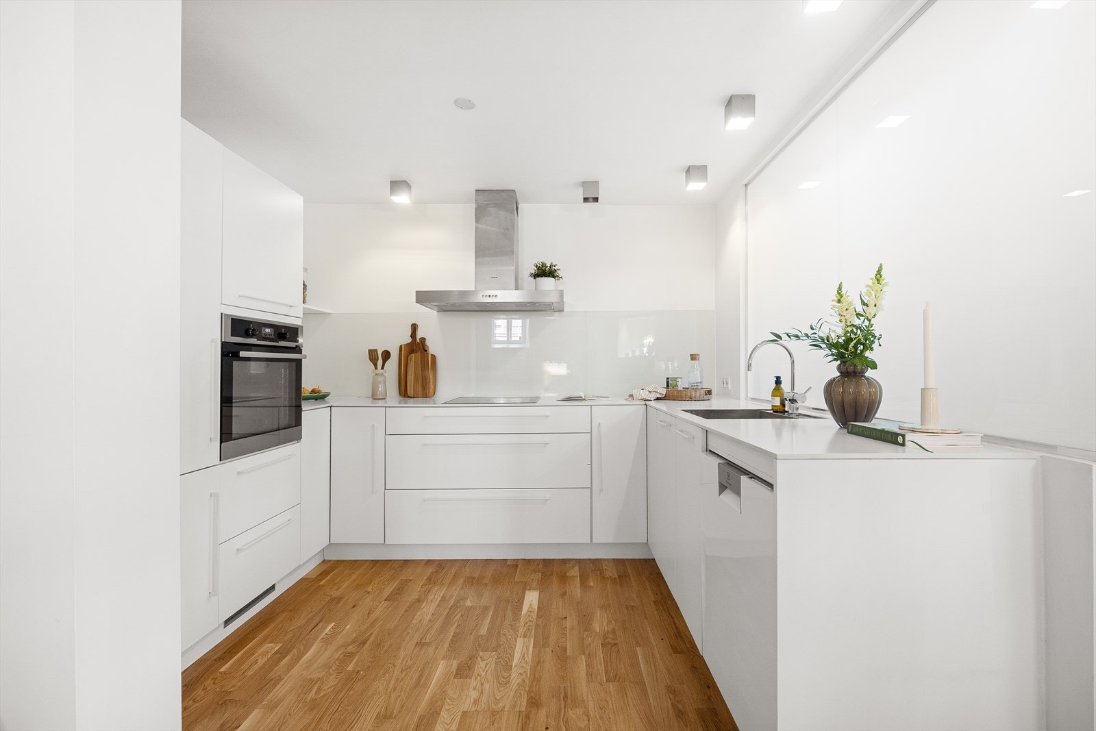 Lekkert kjøkken med gode oppbevaringsmuligheter. Galleribilde