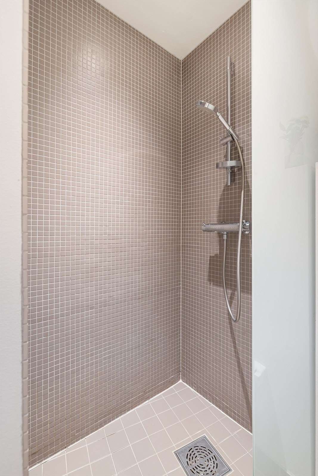 Dusjnisjen har fastmontert vegg i herdet og frostet glass. Galleribilde