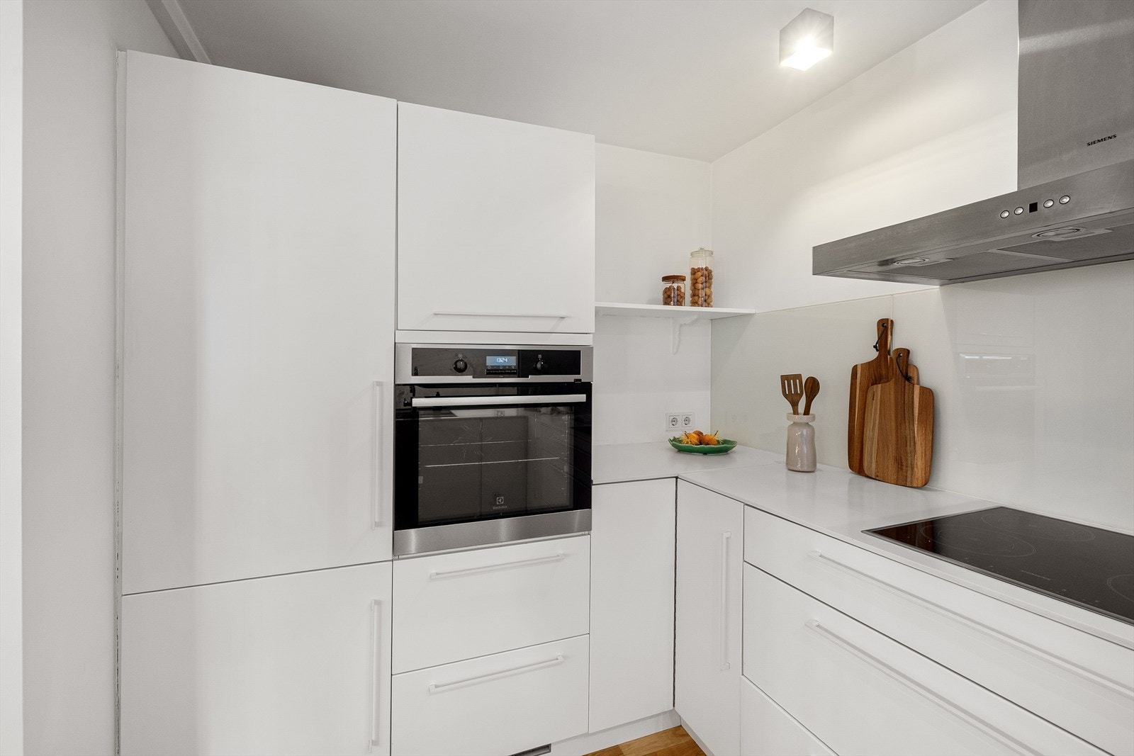 Kjøkkenet har integrerte hvitevarer: kjøle-/fryseskap, oppvaskmaskin, keramisk platetopp og stekeovn. Galleribilde