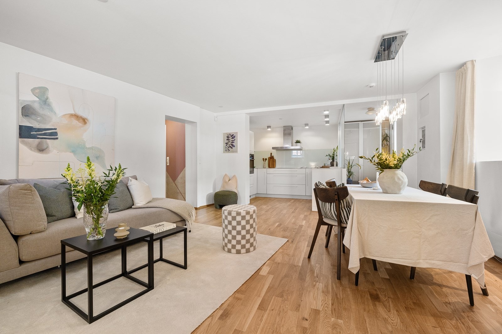 Kjøkkenet er delvis åpent mot stuen, noe som gir en sosial og luftig romfølelse. Galleribilde