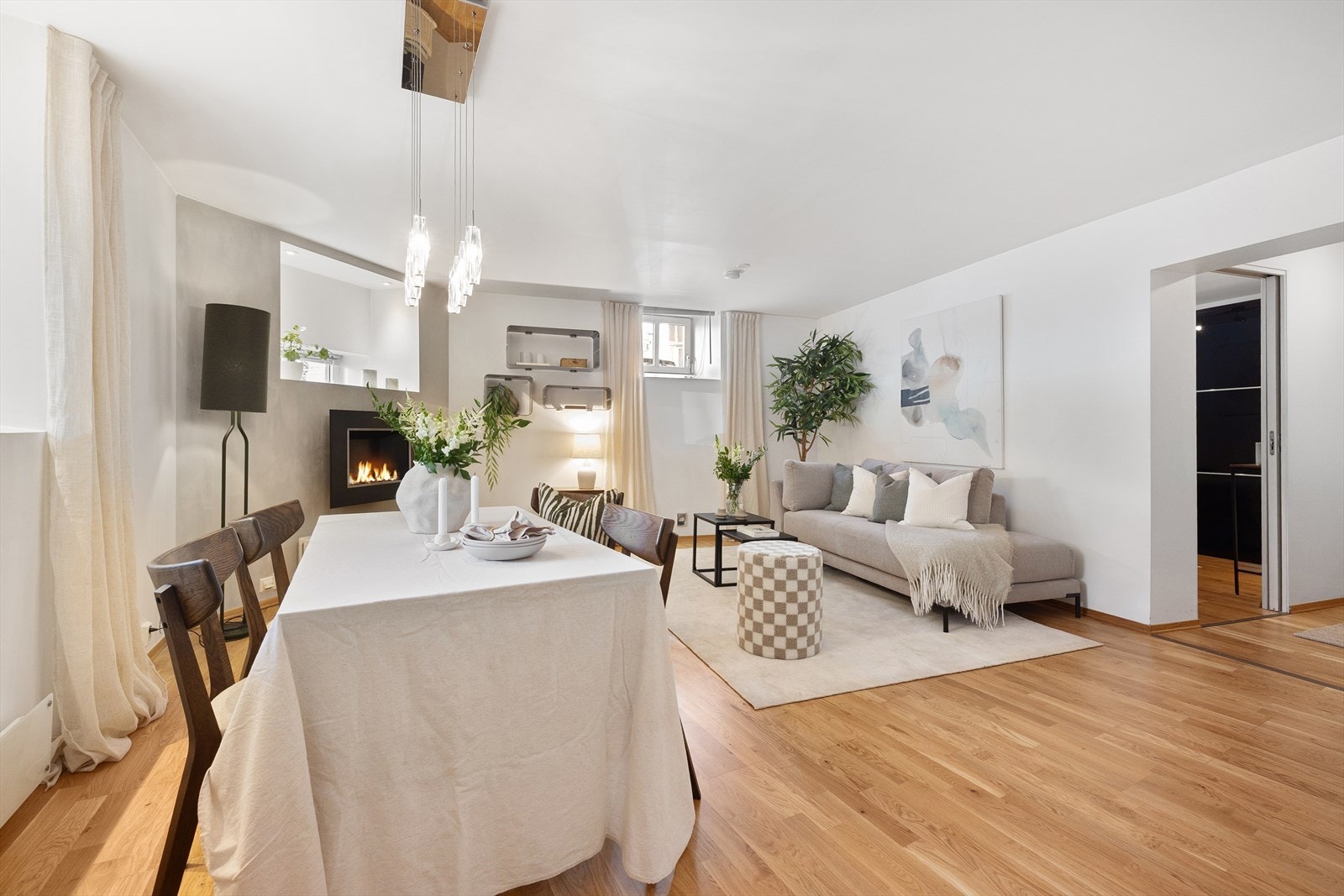 Stuen oppleves som romslig med god plass til tilhørende møblement. Her kan man invitere venner og bekjente. Galleribilde