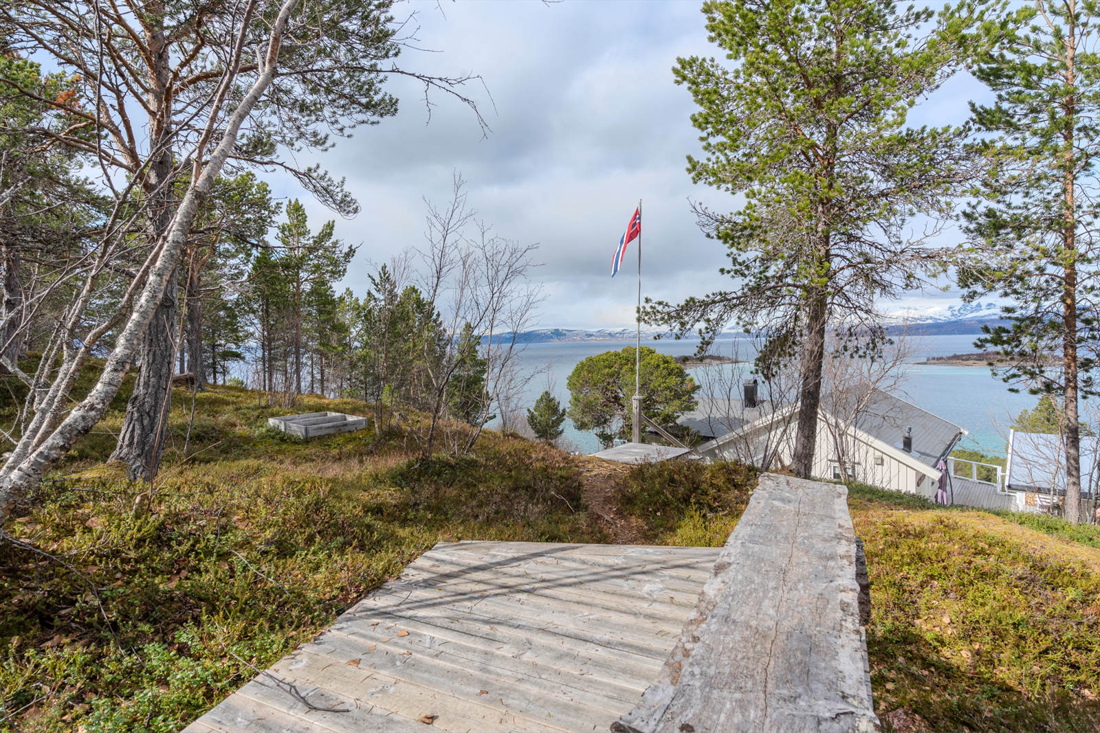 Det er sti frem til hytta på ca. 100 meter fra parkeringen Galleribilde