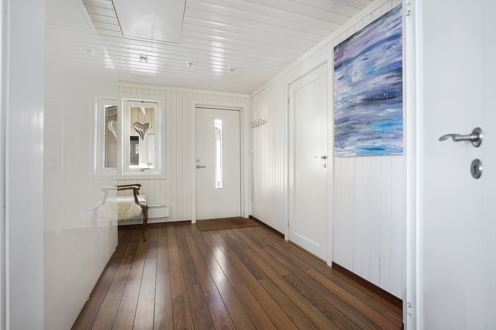 Velkommen inn! Romslig entré med god plass for oppbevaring Galleribilde