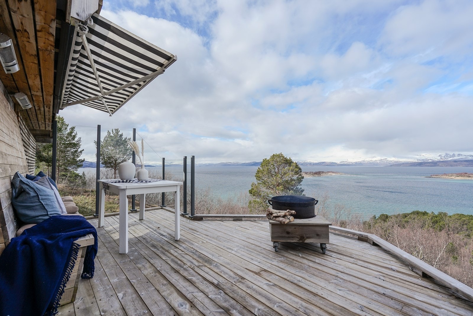Her er det også terrasse med benk, terrassevarmer og markise Galleribilde
