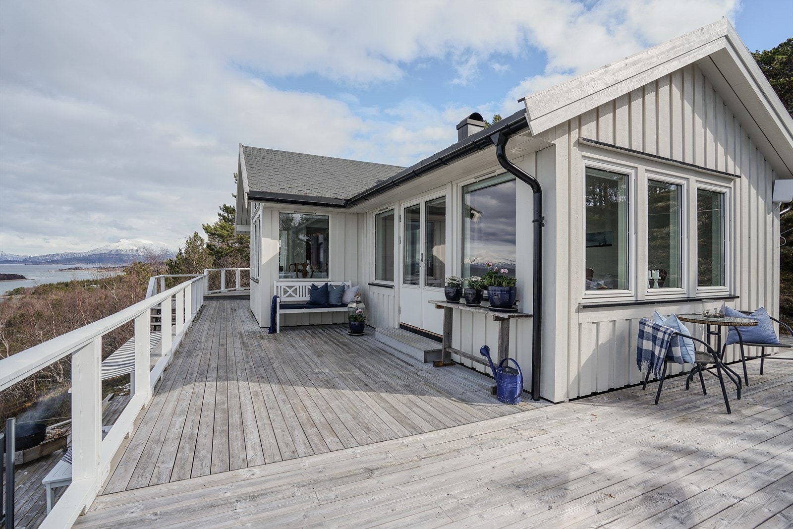 Her er det en stor terrasse med mange flotte soner Galleribilde