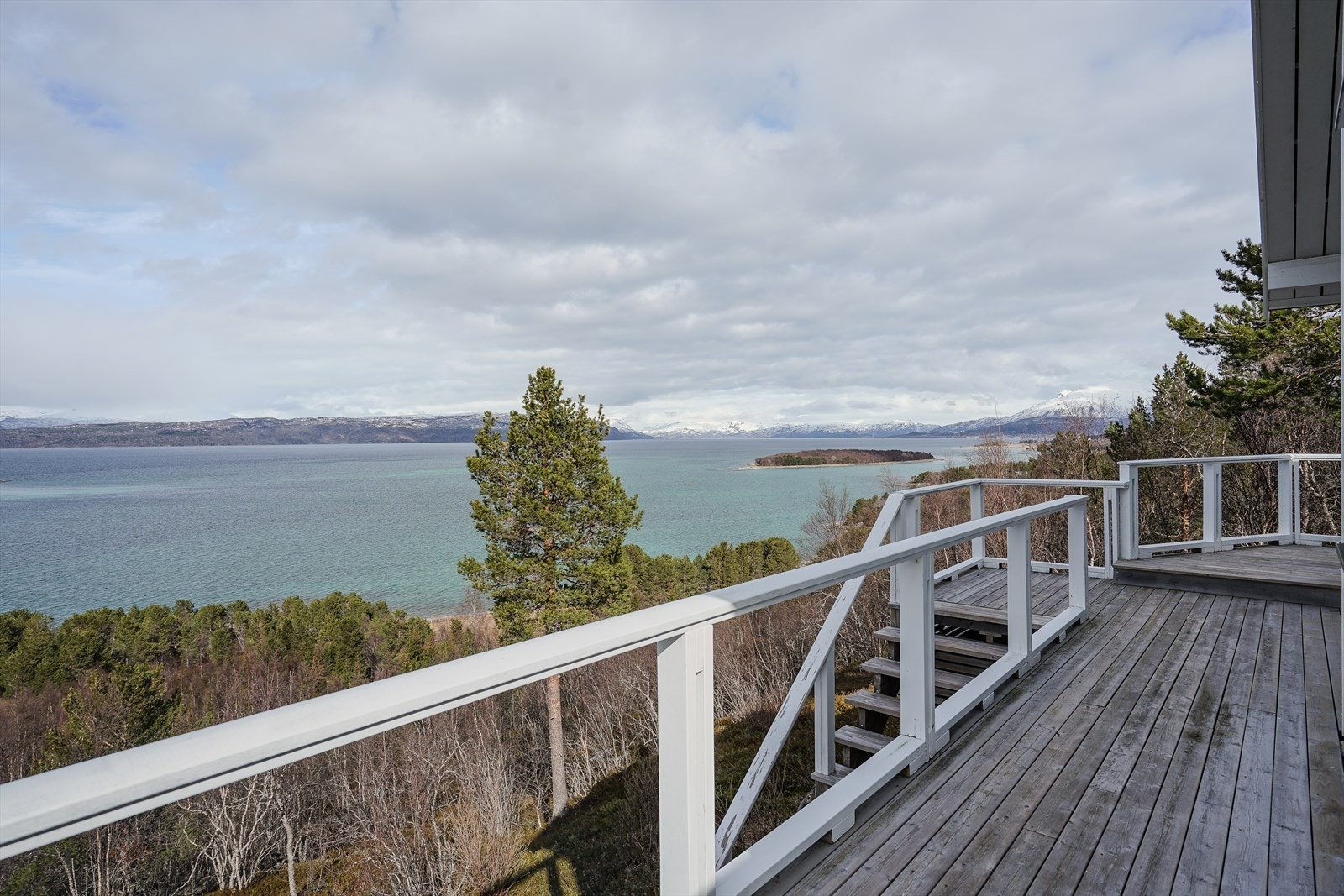 Fra forsiden er det trapp til neste nivå med terrasse Galleribilde