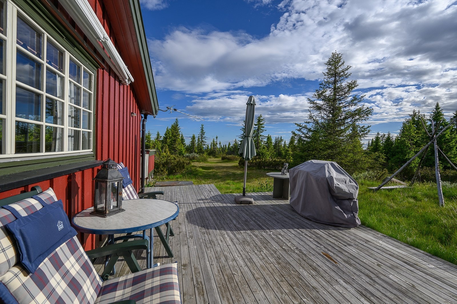 Stor terrasseplatting på ca. 23 m2 med mye boltreplass. Galleribilde