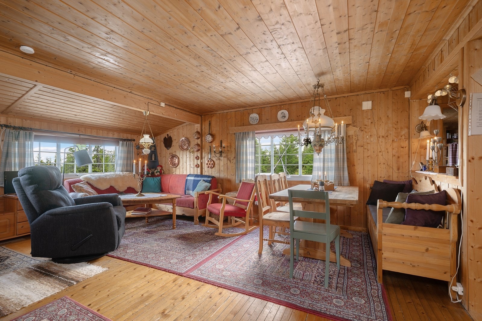 Stuen er hyttas naturlige samlingspunkt - perfekt for sammenkomster. Galleribilde