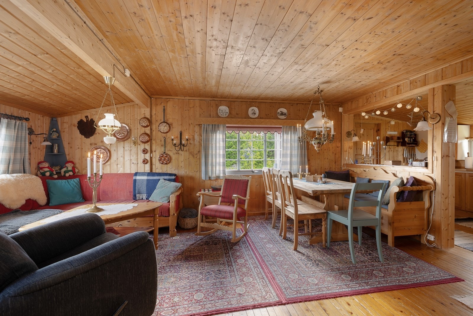 Åpen løsning med god plass til spisebord. Galleribilde