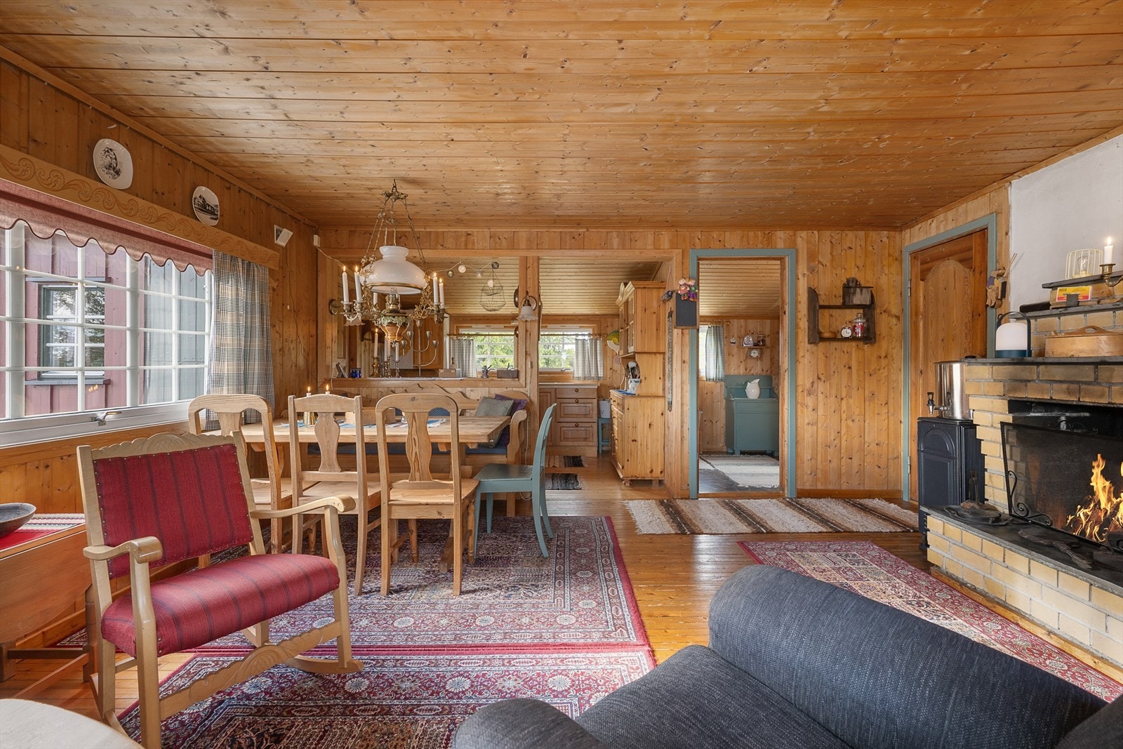 Peis og spiseplass i åpen og sosial stue. Galleribilde