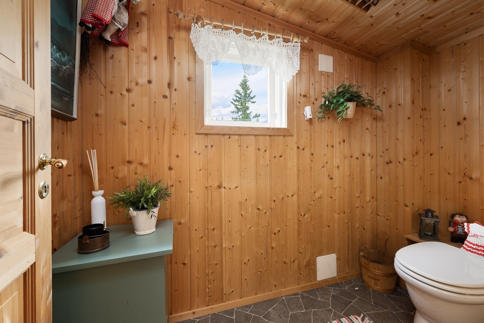 Hyggelig toalettrom med vindu og snurredo. Galleribilde
