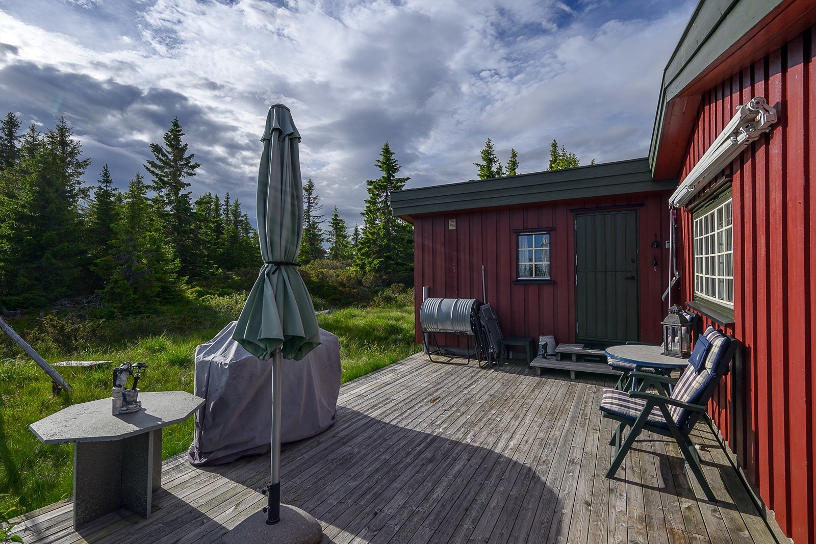 Hytta har gode solforhold - perfekt for hyttekosen. Galleribilde