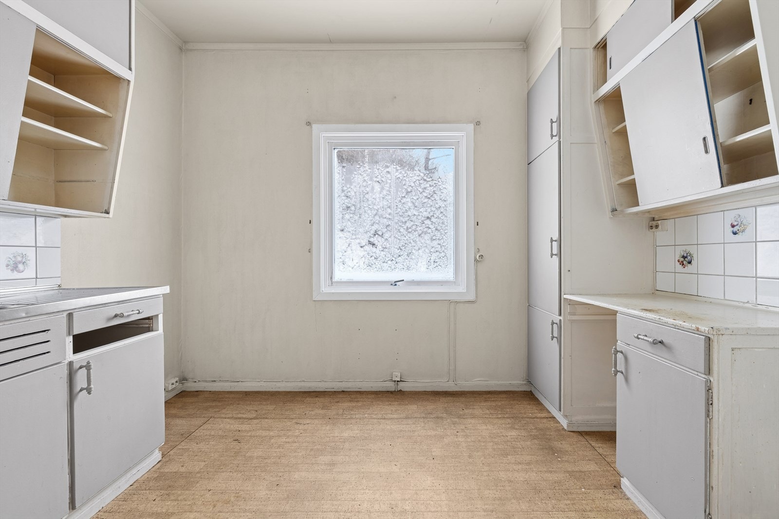 Kjøkkenet ligger i boligens første etasje. Rommet har vinylbelegg på gulv, vegger og himling har malte slette plater. Galleribilde