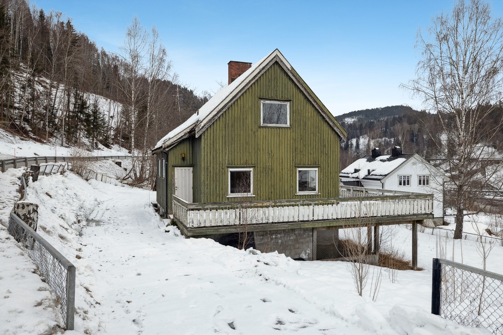 Boligen fremstår med stort etterslep på vedlikehold, det må påregnes vesentlig oppgraderinger og påkostninger for å møte dagens krav til standard. Galleribilde