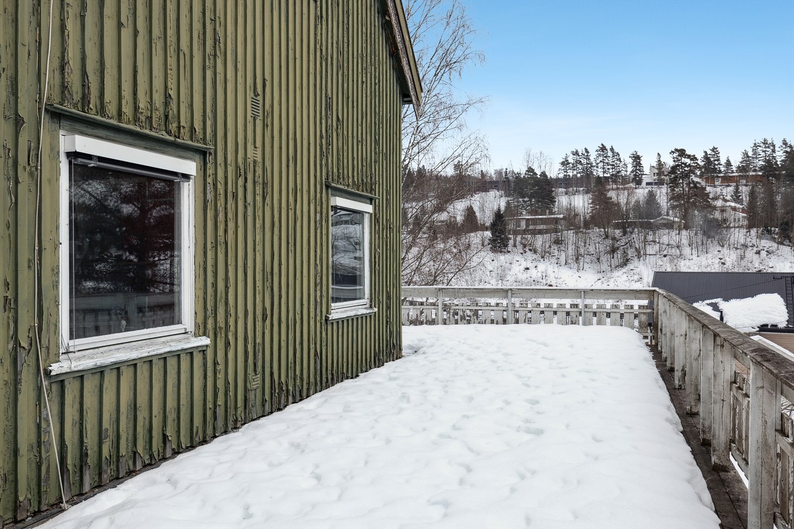 Denne delen av boligen disponerer veranda med adkomst fra inngangen. Galleribilde