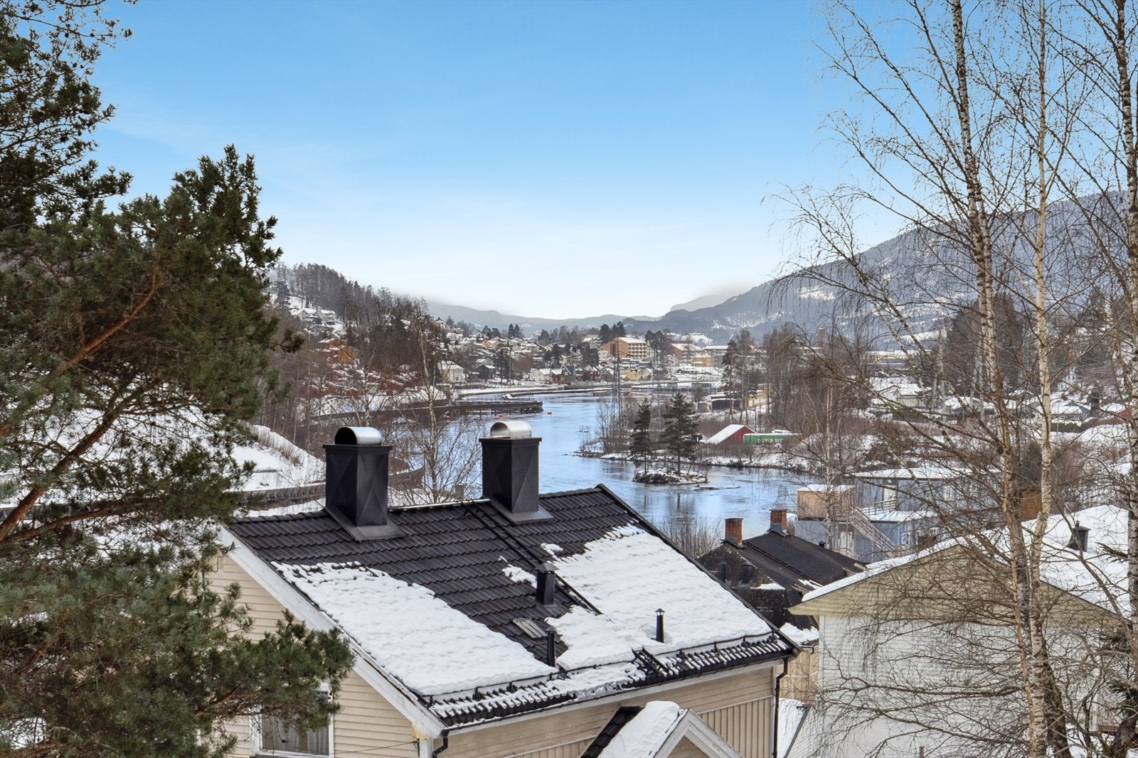 Utsikt mot Tinnåa og Notodden sentrum. Galleribilde