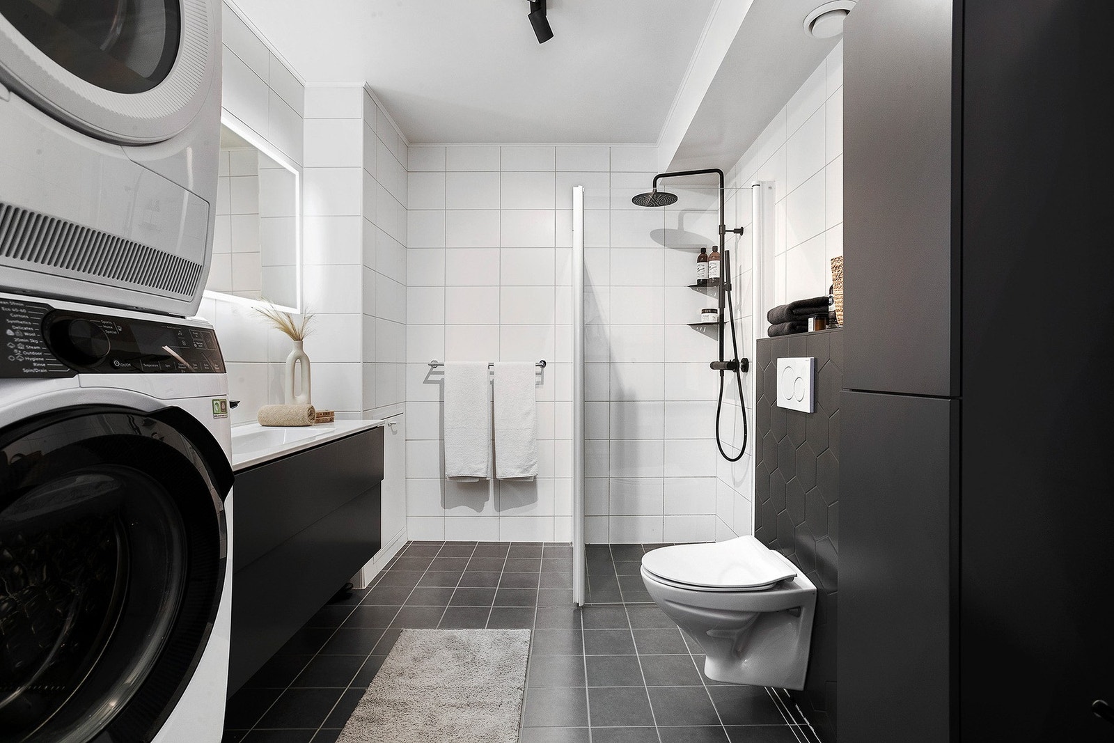 Bad 1 - Hovedbad - Stor bad/wc/ vaskerom - romslig og praktisk med avsatt plass for vaskemaskin og tørketrommel. Galleribilde