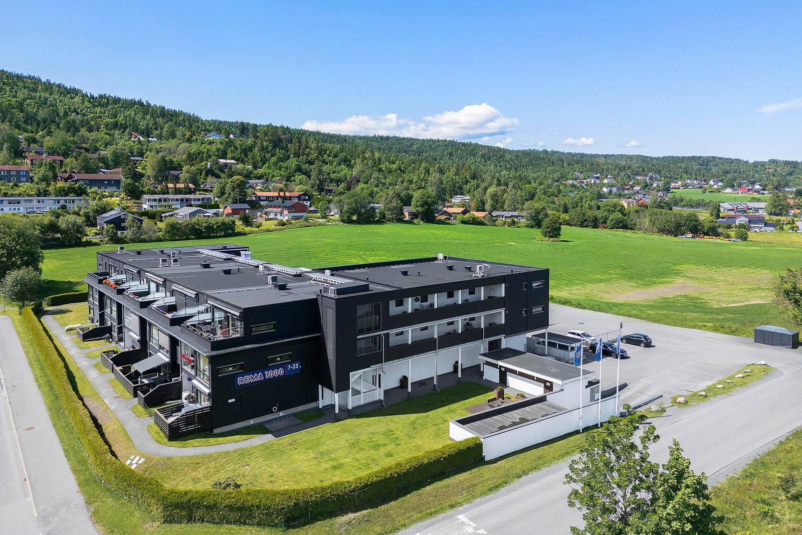 Denne flotte leiligheten ligger landlig til i et moderne kombinasjonsbygg med forretning og leiligheter, i landlig område med heisadkomst til bakkeplan, post og butikk. Galleribilde