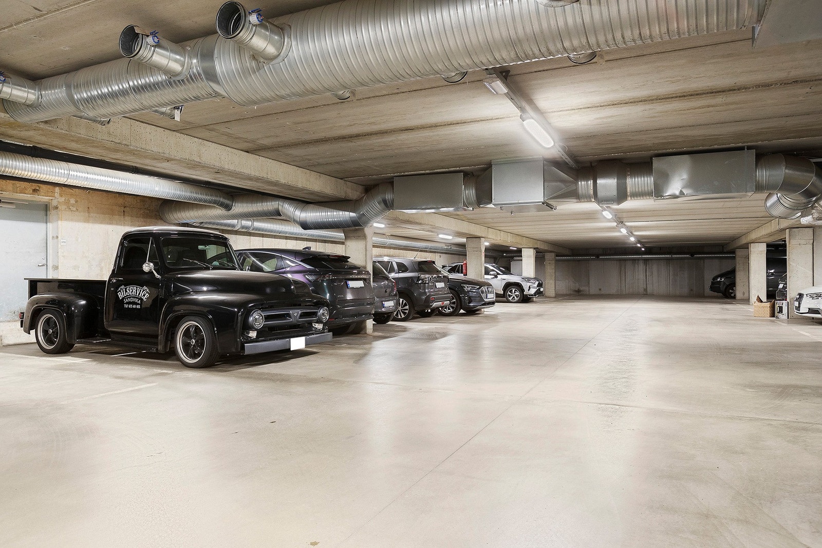 Parkering har du i oppvarmet garasjeanlegg - og heis tar deg direkte til leiligheten. Galleribilde