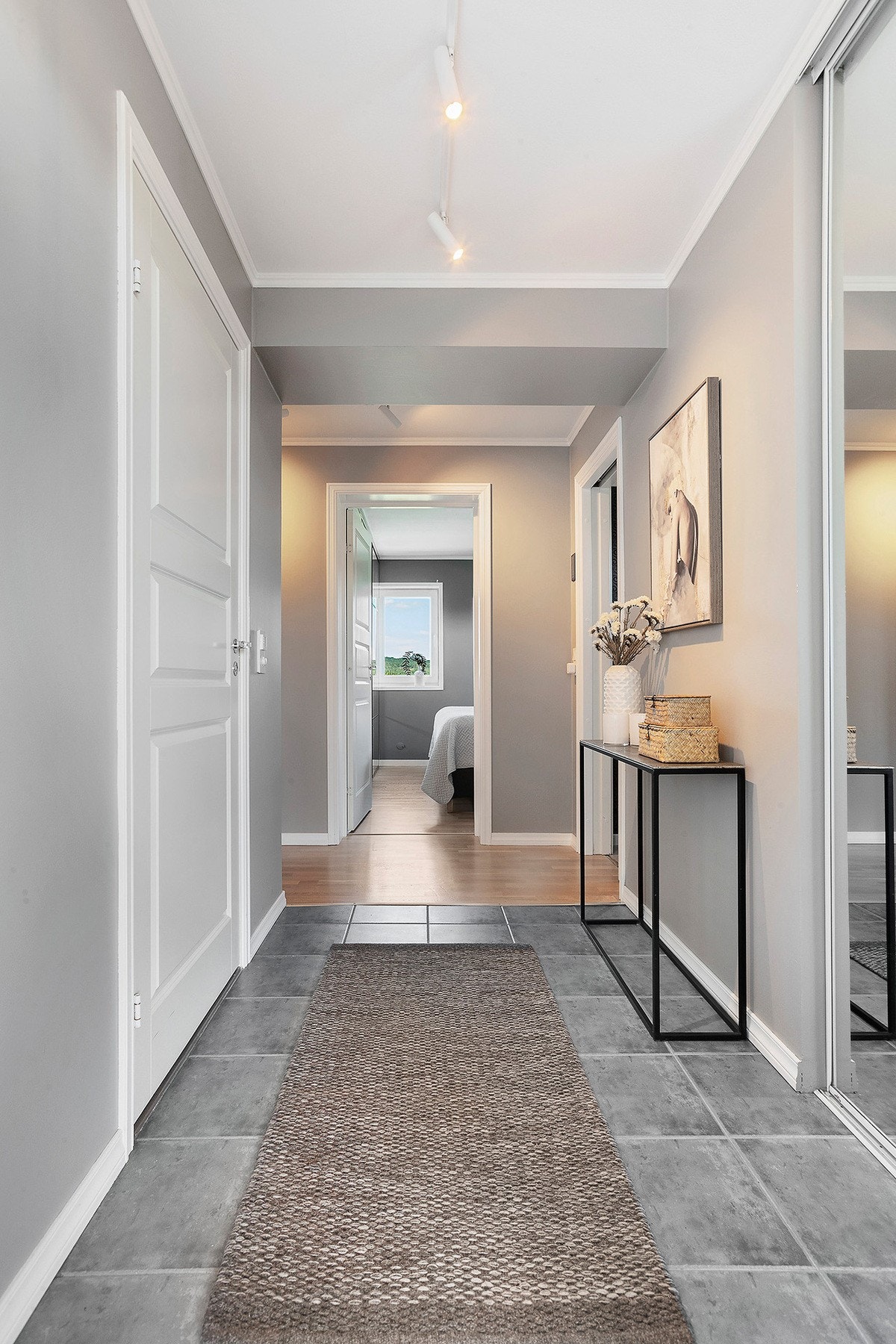Entre/ Hall - Flislagt gulv og skyvedørsgarderobe med speilfronter Galleribilde