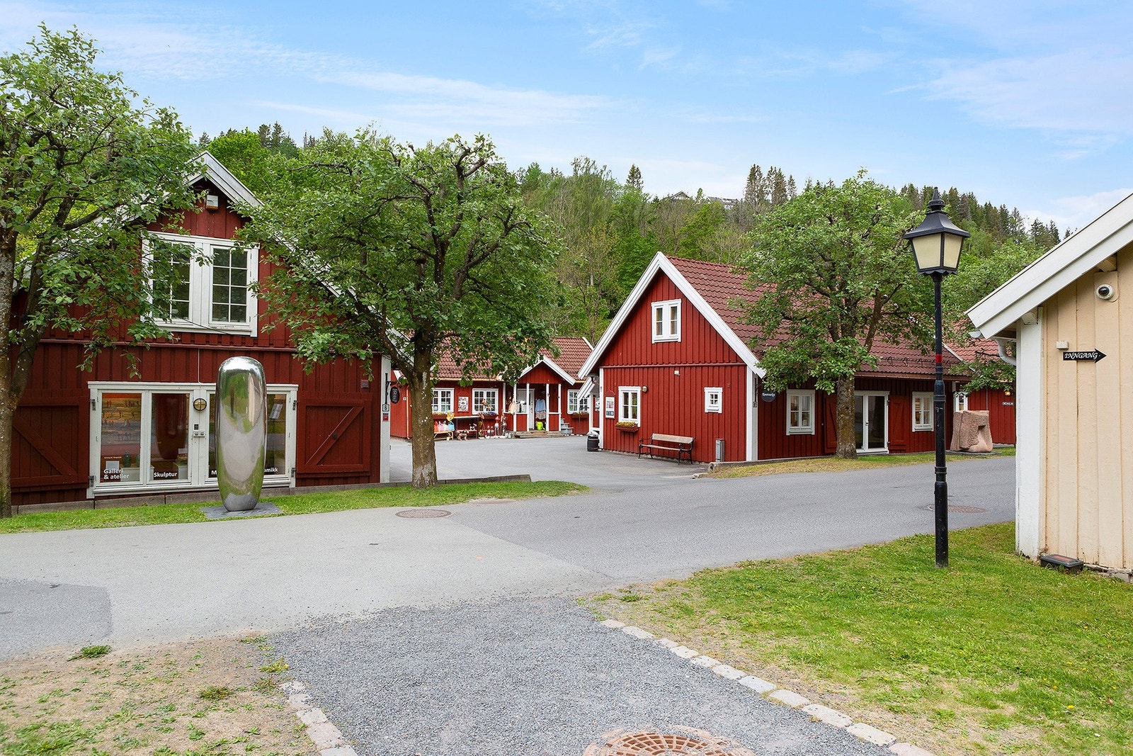 Verksgata byr på rolige kulturpregede omgivelser med handlegater, klesbutikker og lokale restauranter. Galleribilde