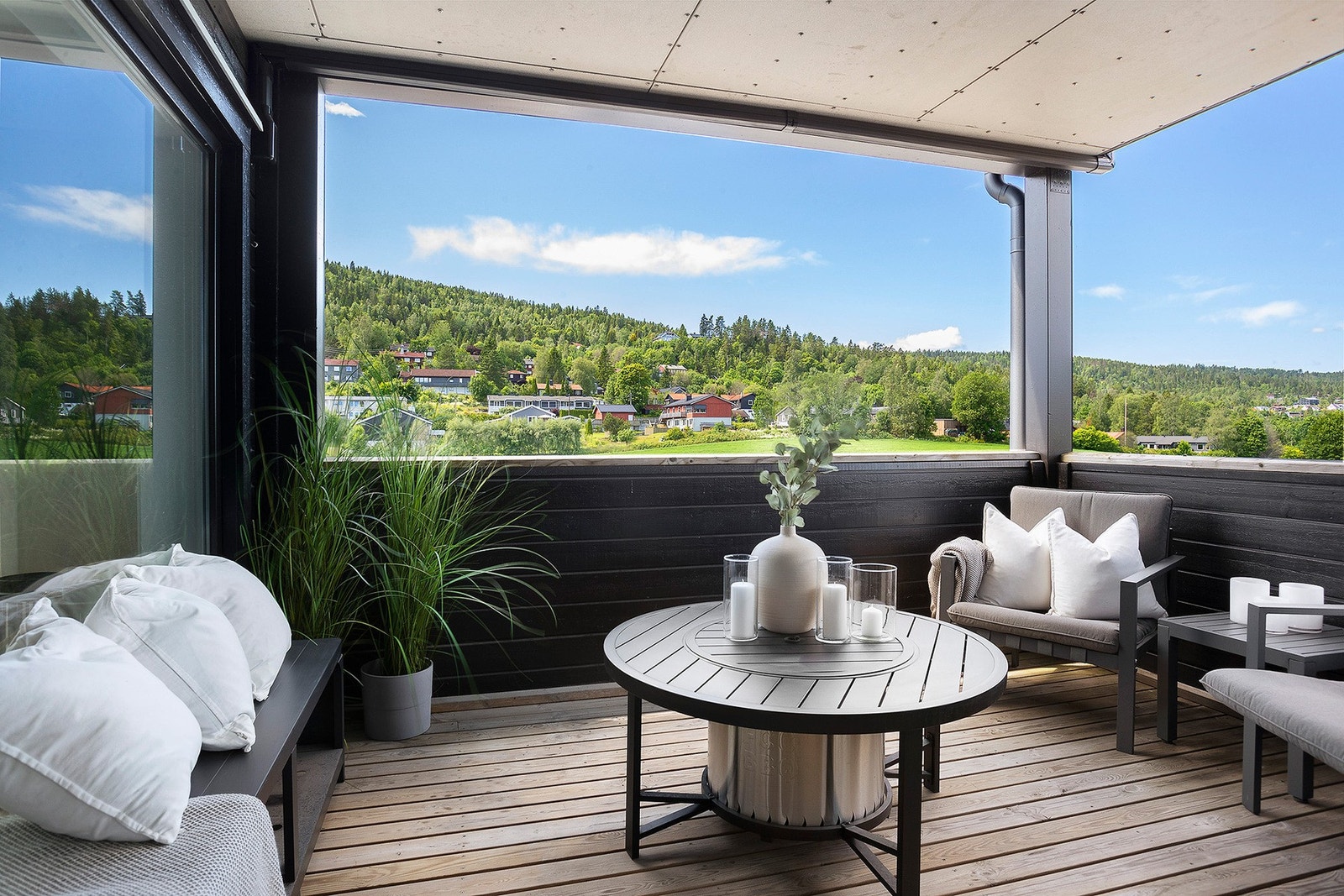 Lun, overbygget terrasse med stort vindu inn mot spisestuen og skyvedør til stuedelen. Galleribilde