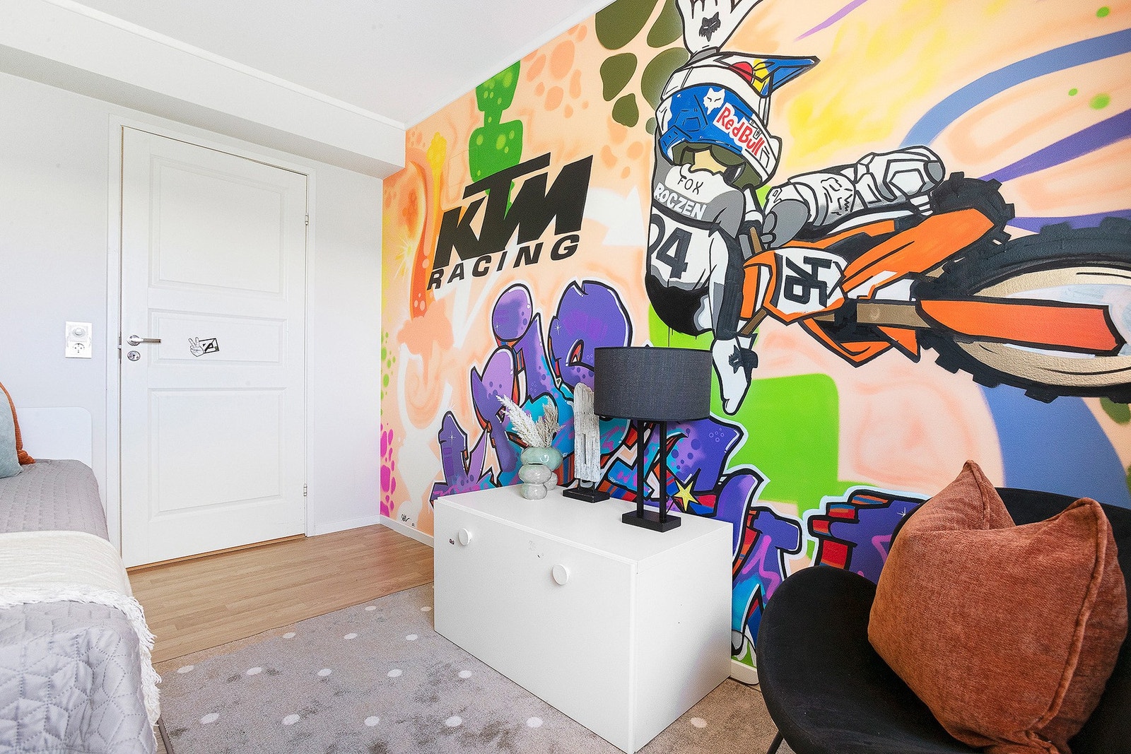 Veggene her er dekorert med synlige bevis på ha som er hovedinteresse hos husets unge mann - fart og spenning ! Galleribilde