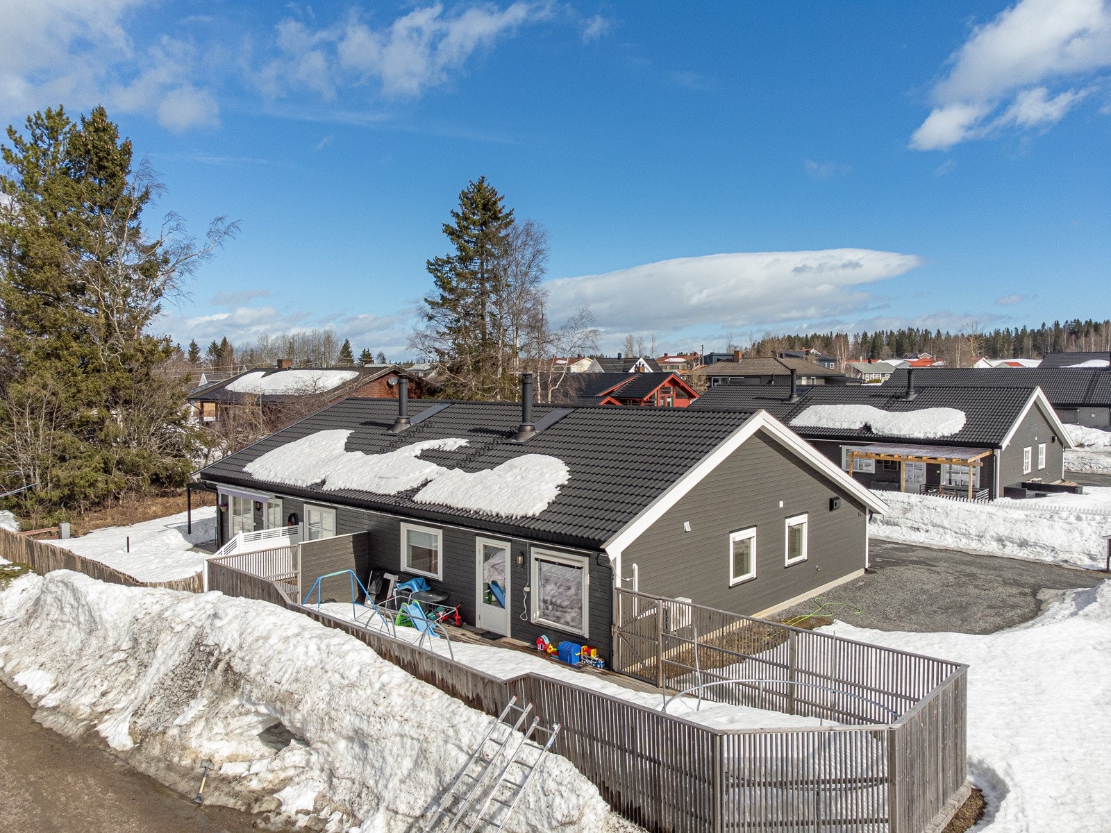 I tillegg får du en beliggenhet som kombinerer ro med nærhet til det du trenger i hverdagen. Galleribilde