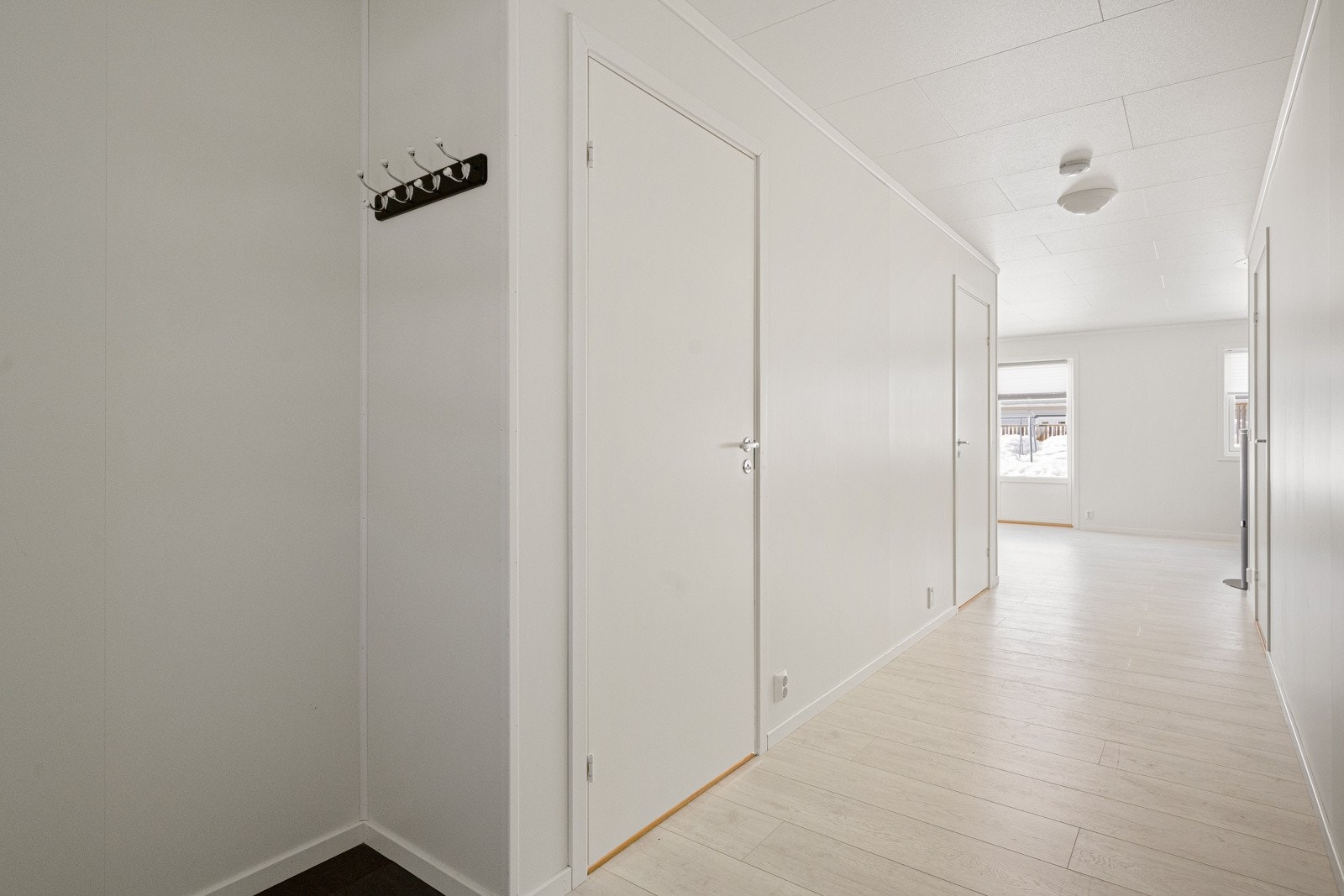 Gang med plass til oppbevaring av klær og sko. Galleribilde